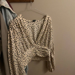 Blus från Gina.  - Kortare modell. Använd 1 gång. 