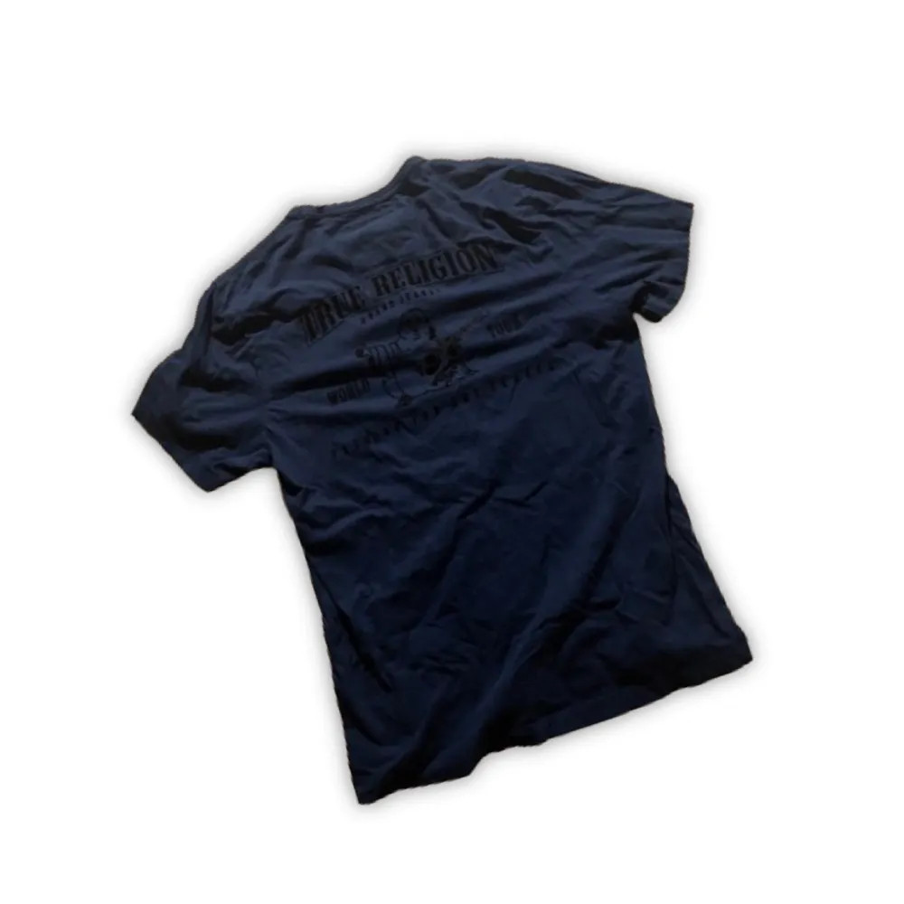 mörkblå true religion tröja, storlek S. Skriv för mått eller andra frågor, skicket är 9/10 (inga defekter) pris kan diskuteras under snabbaffär. T-shirts.