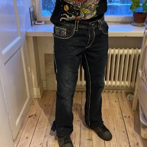 True Religion Jeans - Säljer dessa feta True religion jeans. Skick 7/10, man ser defekterna på bilderna. Jag är 177cm