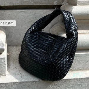 Flätad väska  - Superbra skick Från NA-KD