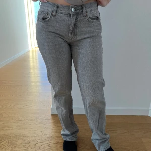 Gråa jeans - Säljer min gråa, låg/midwaist jeans som inte kommer till användning längre💗ger en jättefin form! Jag är 162cm.
