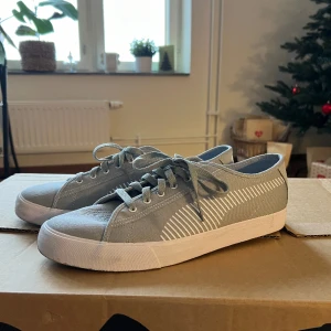 Puma skor - Puma sneakers i storlek 44. Sparsamt använda.
