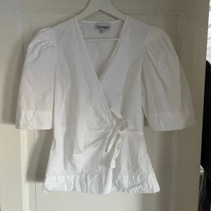 Ganni topp - Söt topp från Ganni. Köpt för 1600 på NK för ca ett halvår sedan. Sparsamt använd. 100% bomull. Fin till både vardags och fest. 🥂