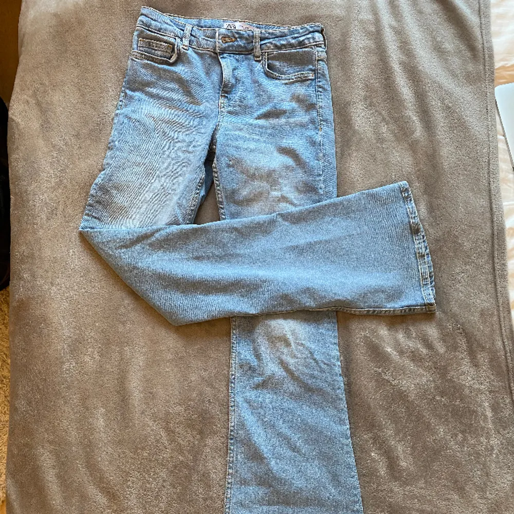 Säljer dessa super fina bootcut jeansen från Zara, nästan aldrig använda 🌸. Jeans & Byxor.