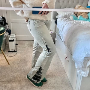 Jeans! - Så snygga bootcut lågmidjade jeans!! Jag är 172 som referens  MIDJEMÅTT: 78cm  INNERBENSLÄNGDEN 82cm