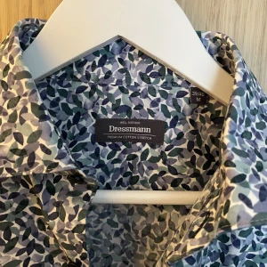 Dressman skjorta - Knappt använd, storlek M men sitter mer som L. Skriv vid funderingar.