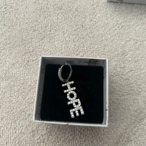 Ioaku örhängen - för 200 eller båda för 300. En är sönder men går att laga( Bild 2) Köpte båda för 599🥰