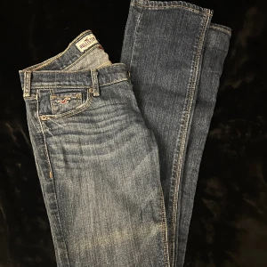 Hollister jeans low waist - Säljer dessa jättesnygga jeans från hollister då de är för små för mig, de är rätt så lågmidjade, perfekt jeansfärg och helt perfekta enligt mig, säljes om jag får bra bud💓 har inga bilder med dom på för de är för små!!  80cm innerben & 37 över midja