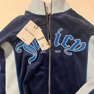 Croppad juicy tröja i stl XS, den är oanvänd och prislappen kvar💕köpt för 1099, säljer för 750( kan diskuteras)🩷upphämtning i Borås går även bra