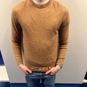 These Glory Days merino tröja - Stilig tröja från These glory days den är 100% merino tröja och är medium, bra cond 9/10 ingen noppring(Plick har något konstigt filter så det är därför tröjan ser ut som den gör skriv om du vill ha bättre bilder😁)