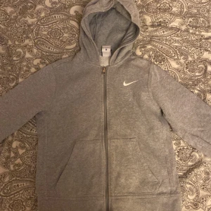 Nike kofta med zip - Ny Nike kofta bra sick,OBS den är i barn storlek💕