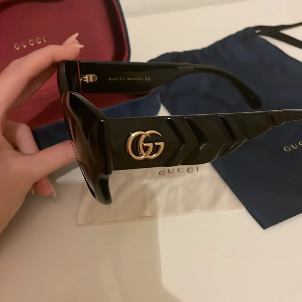 Ett par Gucci glasögon som ändats har använts Max 5 gånger. Dom köptes för 3100kr och säljer för 1500kr. Box, tvättduk och påse för solglasögonen medföljer!💗. Accessoarer.