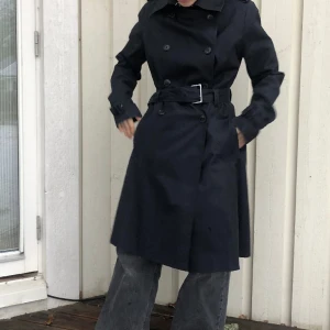 Samsoe samsoe vårkappa - Mörkblå, marinblå vårjacka från Samsoe samsoe i storlek S med snygga detaljer och slag. Oanvänd, i perfekt skick!