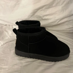 Uggs - Inte riktiga! Helt nya aldrig använda, ord pris 500kr så säljer dom för 400kr. Pris går att diskutera💗 dom är små i storleken.