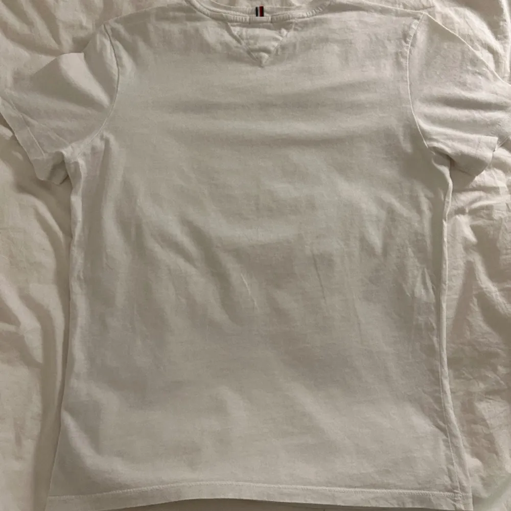 Denna T-shirt är från märket Tommy Hilfiger och är i storleken 176 men passar folk som bär storleken S. Plagget har används sparsamt. Säljer eftersom plagget har blivit för litet. T-shirts.