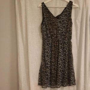 Leopardmönstrad klänning - Helt oanvänd klänning från Vero Moda, prislappen kvar.