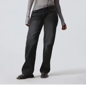 Säljer dessa snygga low waisted straight jeans ifrån Weekday i modellen Arrow❣️ Sparsamt använd🥰 Är 155 cm💕