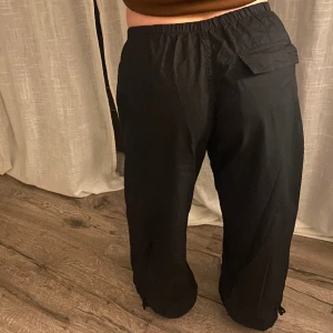 Parachute-pants - Dessa balla byxor går att knyta nere vid foten så att dem blir mer ”ballongiga” men går också att ha uppknutna som vanliga baggy-byxor. Dem är lowwaist och str M. Nästan aldrig använda. Jag är  155 cm. Skriv vid frågor eller fler bilder🌟