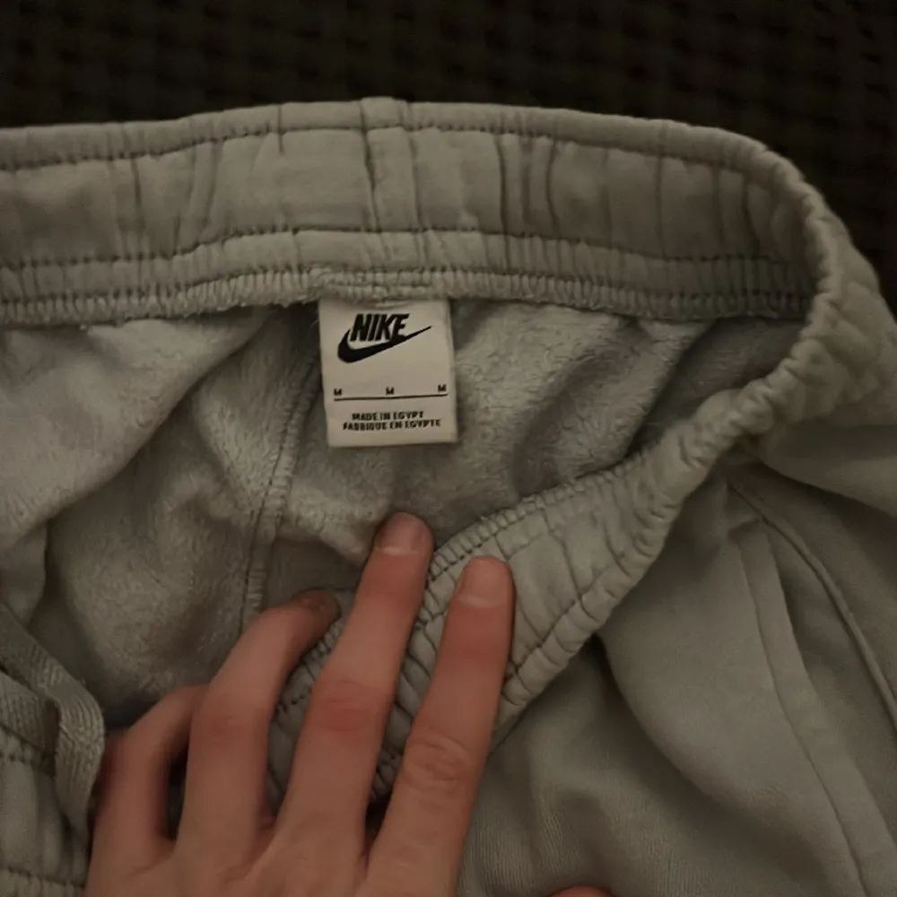 Fint Nike sätt i storlek M använd kanske 10-15 gånger så ändå använt men inga defekter , hör av er vid frågor. Hoodies.