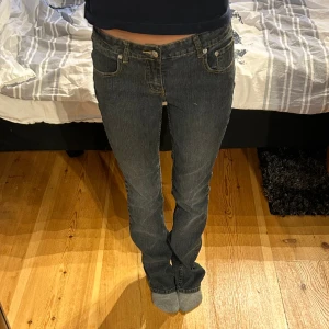 Lågmidjade jeans - Snygga och coola lågmidjade jeans! Innerbenslängden är 76 cm och midjemåttet är 37 cm! Jag är 163 cm som referens. 💓 Hör av dig vid frågor eller fler bilder! Se profil för fler snygga jeans