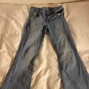 Säljer dessa jeans från lager.157 i strl S. Jag har sytt upp jeansen, och jeansen passade när jag var runt 156 cm. Jag köpte jeansen för 400 kr men eftersom jeansen är lite slitna säljs de för 150 kr+frakt.💕