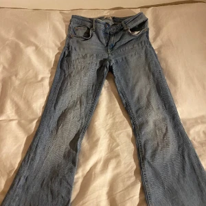 Jeans  - Säljer dessa jeans från lager.157 i strl S. Jag har sytt upp jeansen, och jeansen passade när jag var runt 156 cm. Jag köpte jeansen för 400 kr men eftersom jeansen är lite slitna säljs de för 150 kr+frakt.💕