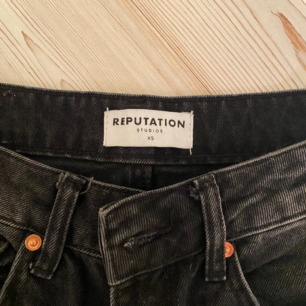 Snygga jeans från Reputation studios!!! Helt nya jeans med alla lappar kvar som är slut sålda på hemsidan. Nypris 1000kr . Jeans & Byxor.