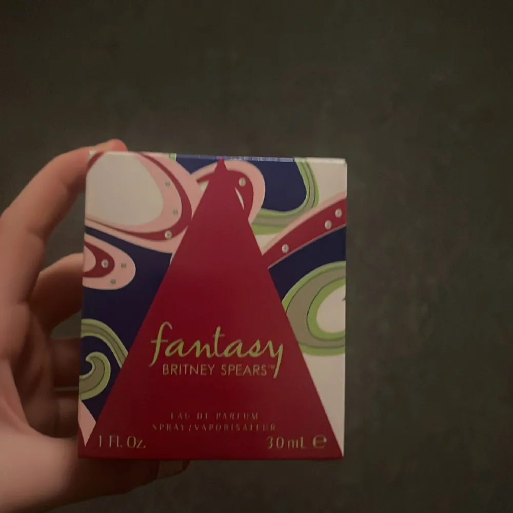  Jag ställer den här Britney Spears parfymen i fantasy för att den kommer inte till användning och jag har en sån i stor. Accessoarer.