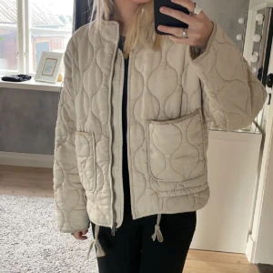 ZARA JACKA - Perfekt skick. Frakt tillkommer.