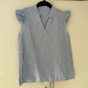 Säljer denna vit blå randiga blus från Shein. Storlek XS. Blusen är aldrig använd och säljs just pga det. Frakt tillkommer för köparen! Ingen ångerrätt! 