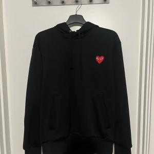 Comme des Garçons play - Grymt fräsch tröja som passar till alla olika tillfällen!!  Har dock blivit för liten för mig :/