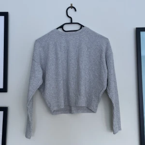 Grå Sweatshirt - Använd 5-6 gånger, köpt för kanske 1 år sedan. Bra skick, inga fläckar eller liknande! ✨ Orginalpris 150 ☺️