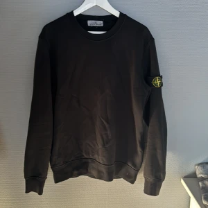 Stone island sweatshirt - Stone island sweatshirt grey, 9/10 i skick, använd ganska mycket men är fortfarande som ny, retail: 2899kr, mitt pris 1000kr skriv vid fråga eller funderingar, Scan finns och kvitto finns