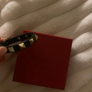 Valentino armband - Valentino läderarmband, som nytt!! 🖤