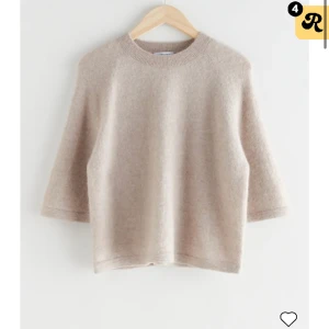 Stickad t shirt  - Säljer den här jätte fina stickade t-shirten ifrån &other stories!!!! Så fin🥰