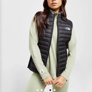Väst - Säljer denna northface väst som är använd fåtal gånger då den inte är min stil. Perfekt till våren. Köpt för 1000kr säljer för 400+ frakt 💕
