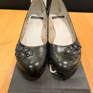 Finskor vagabond  - Svarta finskor i skinn med kilklack  Strl 37 Knappt använda  200kr