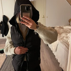 Väst - Jätte fin väst som är köpt från SHEIN. Aldrig använd i storlek xs💕 Jätte fin & bra material. Köpt för cirka 250kr🩷 Köpare står för frakten.