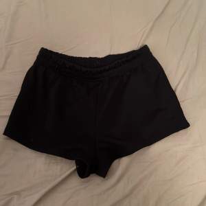 Svarta shorts ifrån SHEIN, lite små i storleken så kanske bättre för någon med storlek M, men kan funkar för andra storlekar också.