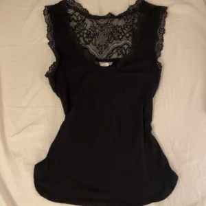 spets linne - jätte fint svart spets linne i strlk xs🖤spets delen är i bak men går att ha på sig åt båda hållen!