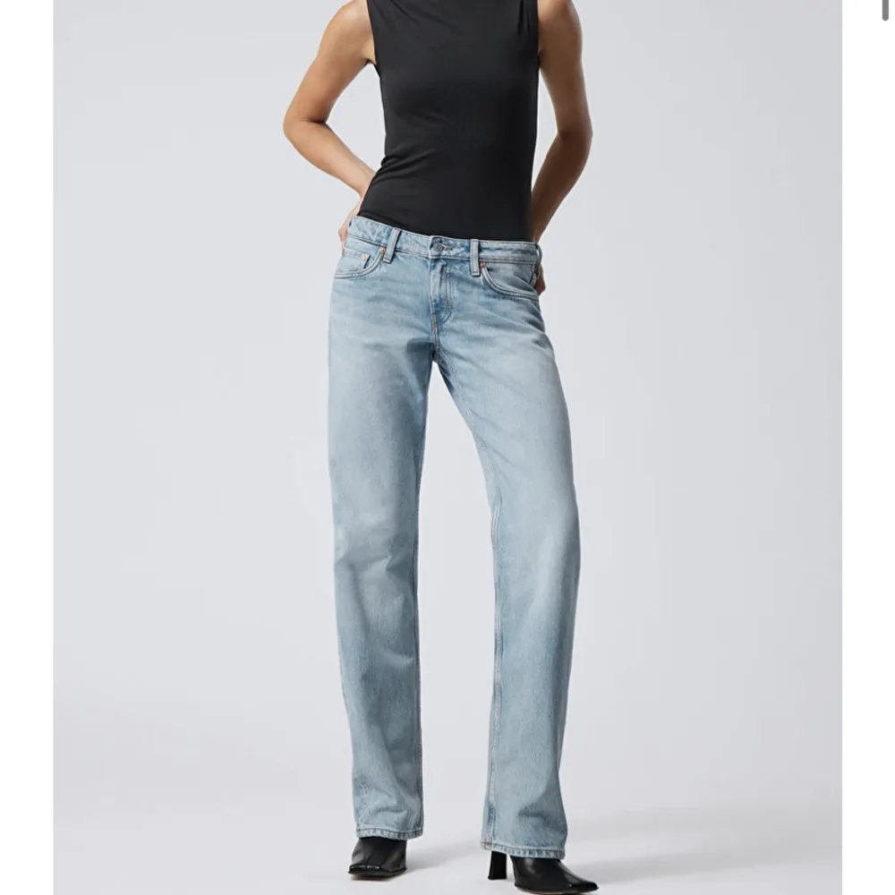 Säljer dessa populära ”arrow low” jeansen i ljusblå från Weekday i jättebra skick. storlek w27/l30🌸🌸. Jeans & Byxor.