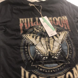 T-shirt  - Färg: Svart  Storlek:Xs  Andvänd: Aldrig  Säljer för att de inte kom till andvändning❤️❤️