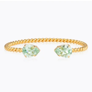 Caroline Svedbom armband - Säljer detta superfina och populära armband från Caroline Svedbom i modellen mini drop, guldigt med kristallfärgen chrysolite som är slutsåld på hemsidan💕 Mycket fint skick, knappt använt! Nypris 695 kr. Skriv vid funderingar🫶