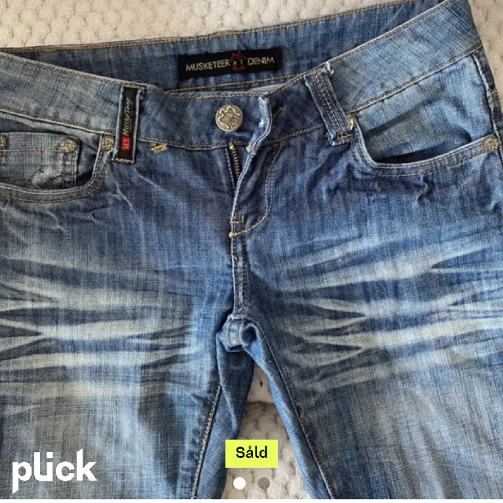 Säljer mina jeans! Säljer pågrund av kommer inte till användning o lite för stora! Lowaist och bootcut💕. Jeans & Byxor.