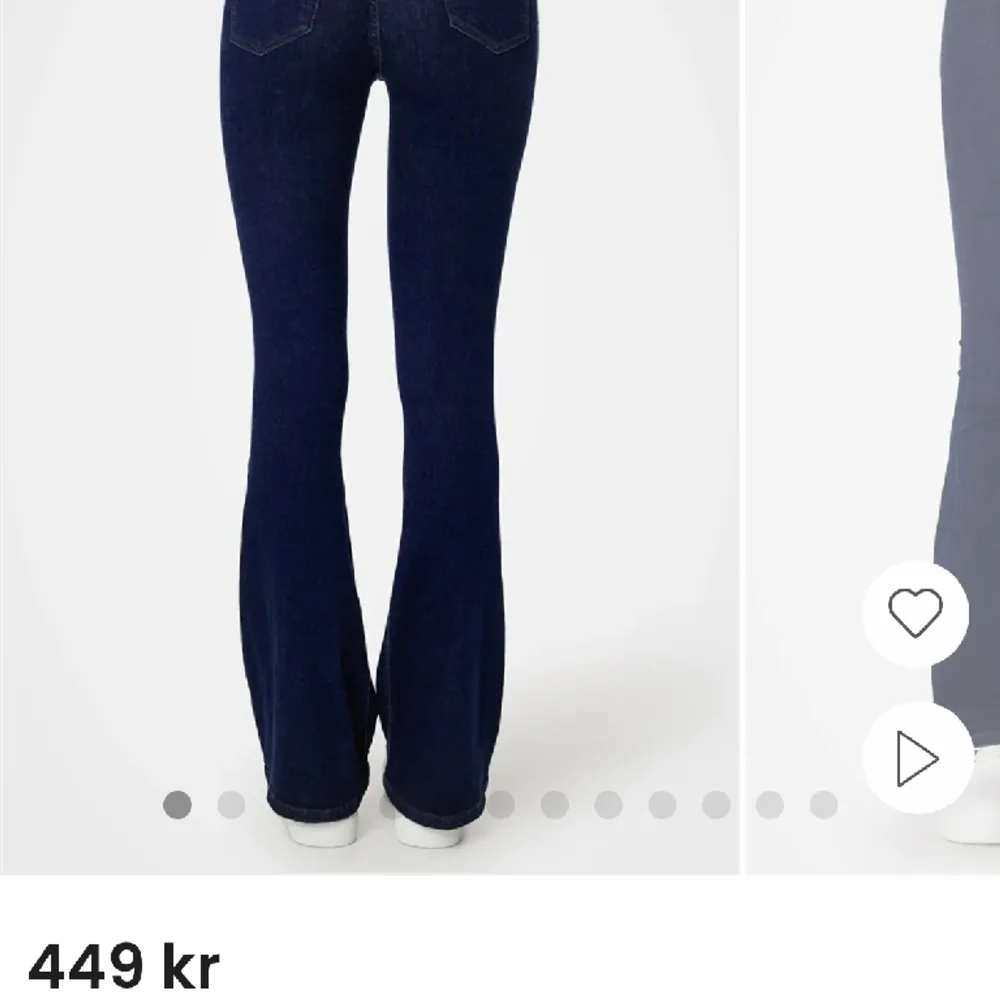 Säljer mina helt oandvända utsvängda jeans pågrund av dem inte kommer till andväning💗 köptes för 450💗hör gärna av er vid frågor/intresse💗. Jeans & Byxor.