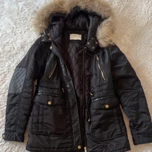 Vinterjacka - Äkta päls och skinndetaljer🩷