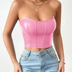 Snygg läder tube top - Snygg rosa tube top i läder aktigt material. Perfekt till utekväll.  Endast testad aldrig använd  Lite stretchigt material så passar dig mellan storlek XS-M 