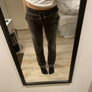 Juicy byxor  - Super fina Juicy Couture byxor utan tecken på användning 💕 Nästan helt  oanvända då dom inte passar mig. Köpta på NK förra julen. Köparen står för frakt 🩷