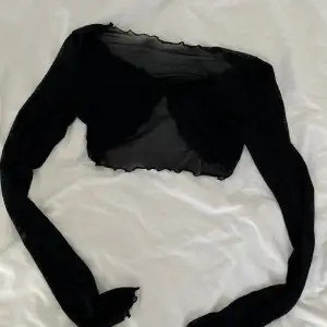 En super fin svart see through cropped cardigan! Har aldrig använts och är i bra skick!