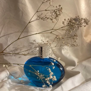 Parfym, Mediterranean Elizabeth Arden - Säljer en mycket fräsch floralisk parfym med dofter som påminner om medelhavet🐚Man kan bla ana toner av magnolia, orkidé samt persika🌺Alltså den perfekta sommardoften, inte använd speciellt mycket då den ej kommit till användning tyvär! Nypris: 329kr